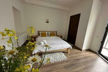 پانسیون White House Nakani   Guesthouse Near The Centre