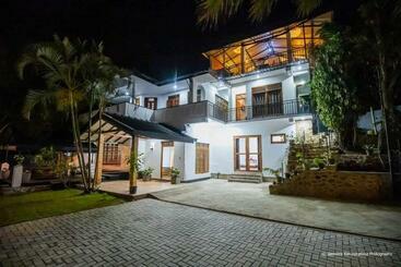 Grand Jumbo Hotel & Restaurant