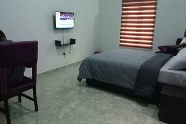 ツーリストアパートメント Flat B   3 Bedrooms Flat In A Quiet Estate