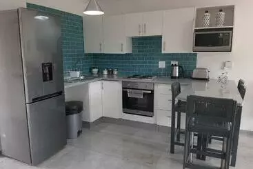 آپارتمان‌های توریست‌ها Mawethu Pinelands Modern 2 Bedrooms Flat With Parking Bay