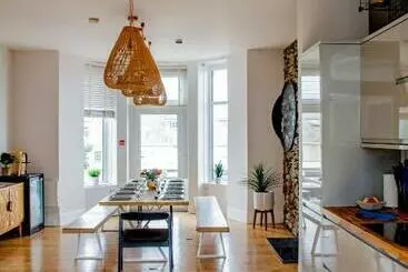 ツーリストアパートメント Sleeps 16 With Style And Space  And A Hot Tub!