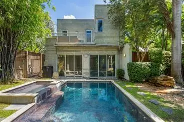 آپارتمان‌های توریست‌ها Contra House By Brightwild Luxury Home With Pool