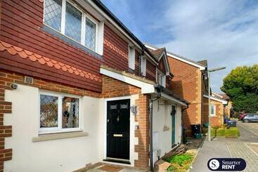 游客公寓 Knaphill, Woking   3 Bed House   With Garden
