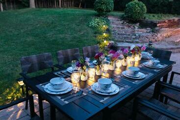 Turista apartmanok Entire English Villa With Beautiful Fenced Backyard