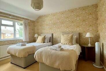 Turist apartmanları Modern 3 Bed House With Garden And Parking