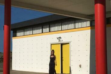 ツーリストアパートメント Space Castle: A 1950s Gas Station Transformed Into An Art Themed Wonderland