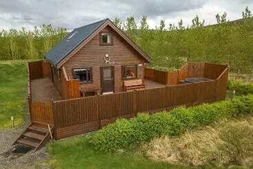 ツーリストアパートメント Cosy Retreat Home With Jacuzzi