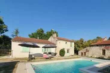 Ferienwohnungen Charmant Gîte Avec Piscine Privative Et Terrasse à Charroux, Village Médiéval   Fr 1 489 394