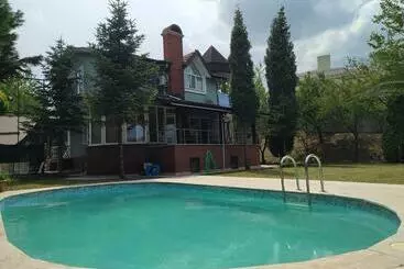 Appartamenti turistici Sapanca Da 3 Oda 1 Salon Müstakil Havuzlu Ve Jakuzili Villa