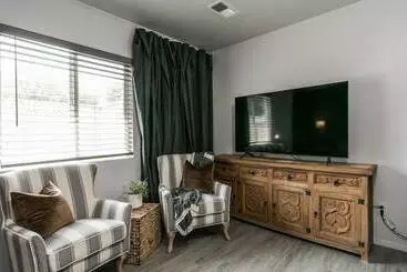پانسیون Designer Condo In Hip Zen Yard! Midtown Phoenix!