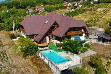 Жильё для туристов 659 Apartments