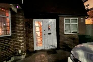 Apartamenty turystyczne Barnet Serviced Accommodation   Elegant 5 Bedroom Home, Just A 7 Minute Stroll From High Barnet Stat