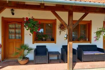 Жильё для туристов H&h Vendégház