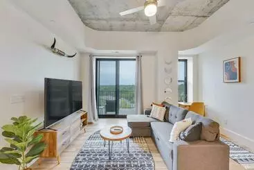 ツーリストアパートメント Golden Luxury 1br   Balcony   High Rise
