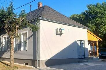 ツーリストアパートメント Odú Vendégház