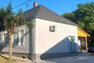 ツーリストアパートメント Odú Vendégház