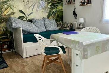 Tourist flats Sénane   Joli Studio à 50m De La Plage, Parking