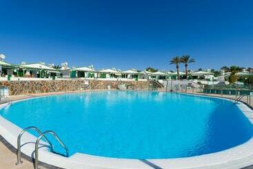 דירות לתיירים Homeforguest Bungalow Vista Golf Con Terraza Y Piscina