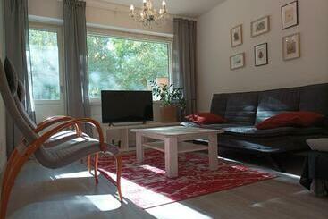 Apartamentos turísticos Ihan Puotilan Metron Lähellä