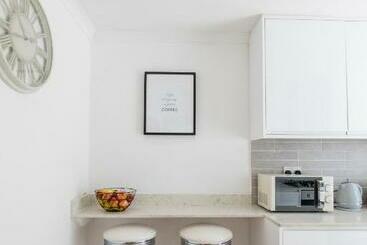 Apartamentos turísticos Gorgeous Modern Apartment Near Redhill Station Inc Private Garden & Parking