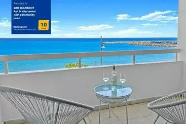 آپارتمان‌های توریست‌ها 2br Seafront Apt In City Center With Community Pool