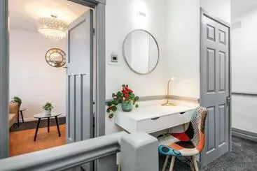 ツーリストアパートメント Heathrow 2 Bedroom Maisonette With Parking