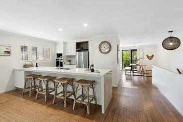 관광객 아파트 Corona St Secluded Sunshine Beach Duplex With Private Pool