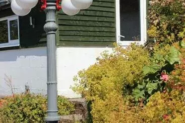 Turistihuoneistot Poplar Lodge, Dee Valley Stays   Cosy Microlodge With Detached Private Shower & Wc