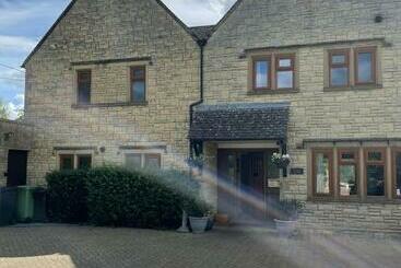 דירות לתיירים Cotswolds Luxury House In Central Bourton Large Sleeps 2 11. Pet Friendly
