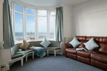 דירות לתיירים Beachcliffe House   Sea Front Property   Sleeps 10   Pet Friendly