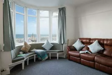 Appartamenti turistici Beachcliffe House   Sea Front Property   Sleeps 10   Pet Friendly