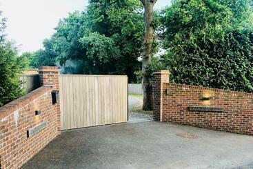 ツーリストアパートメント Oakworth Lodge   New Self Contained Studio