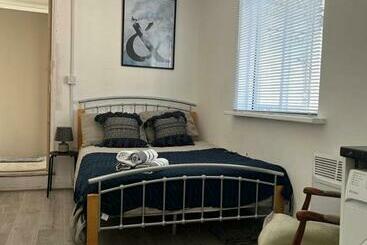 פנסיון Kingston Studio Flat