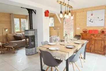 ツーリストアパートメント Chalet Rénové Spacieux Près Des Commerces, à 200m Du Village Et Du Lac, Navette Ski Bus Gratuite   F
