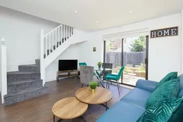 ツーリストアパートメント Modern 2 Bed House By City Centre