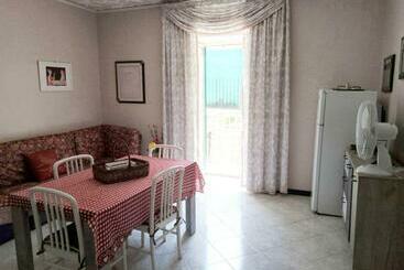 관광객 아파트 Vico Tirella 2