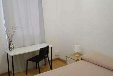 Turistihuoneistot Piso Antiguo, Muebles Viejos, Muy Sencillo, Alquilado En Invierno A Estudiantes, Sin Ascensor, Cocin