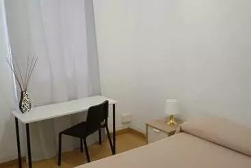 آپارتمان‌های توریست‌ها Piso Antiguo, Muebles Viejos, Muy Sencillo, Alquilado En Invierno A Estudiantes, Sin Ascensor, Cocin