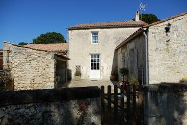 Turistlejligheder La Roche Des Bois, Maison Classée