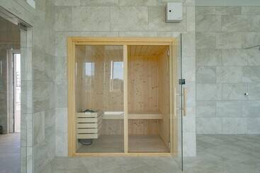 Жильё для туристов The Hummingbird Deluxe Lagos Apartment Ideal Homes