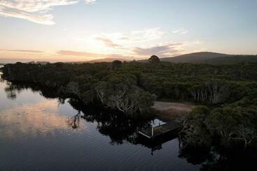 شقق خاصة سياحية Peacehaven Shack On The Irwin Inlet