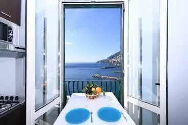 Majatalo La Stanza Sul Porto Di Amalfi Camera Piccina Piccina Con Bagno Privato E Terrazzino Vista Mare