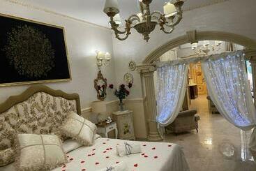 تختخواب و صبحانه Regina Suite