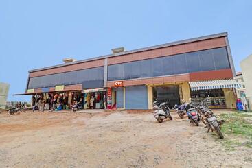 호텔 Oyo 88893 Lakshmi Sri Deluxe Boarding & Lodgeing