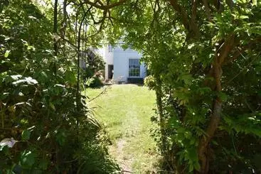 Turistihuoneistot Arden Villa, Sleeps 8, Moments From The Golden Sandy Beach Of Ryde