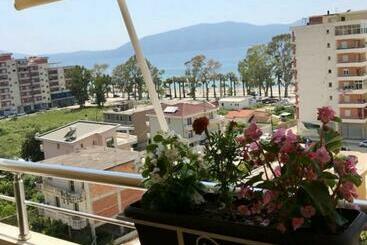 Turist apartmanları Bright Apartment In Front Of The Sea, Lungomare