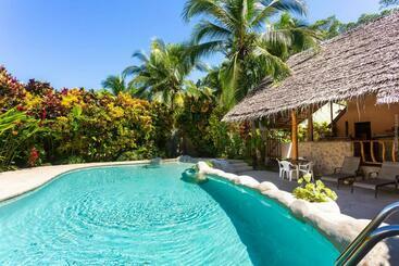 هتل Bungalows Calalú