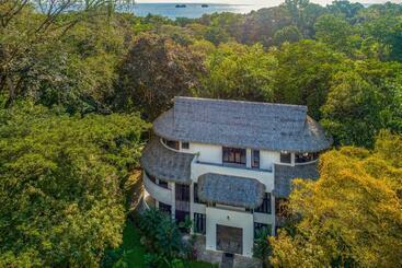 هتل Makara Rio Suite / Ground Floor