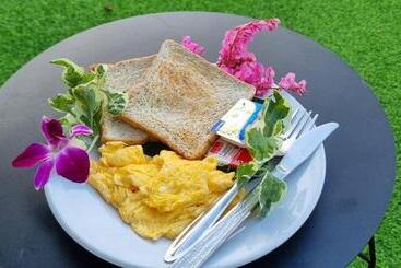 Royal Bamboo Hostel Sha Certified