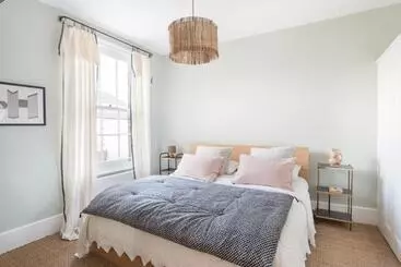 Apartaments turístics Fig Tree House, Family Friendly, 1 Min Sea